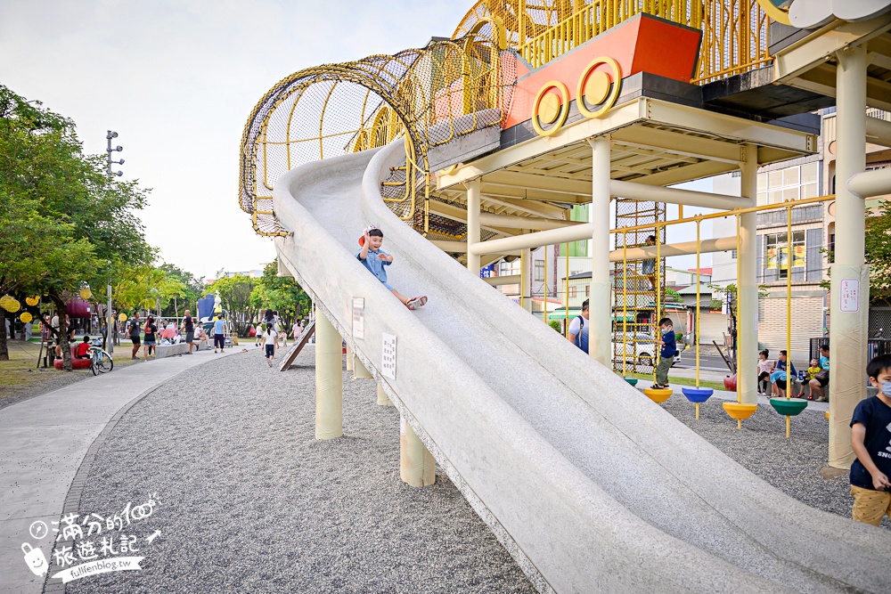 屏東【林邊共融遊戲場(親子飛天火車)】七彩飛天小火車遊戲場,蓮霧主題公園,熱氣球溜滑梯.鞦韆免費玩!