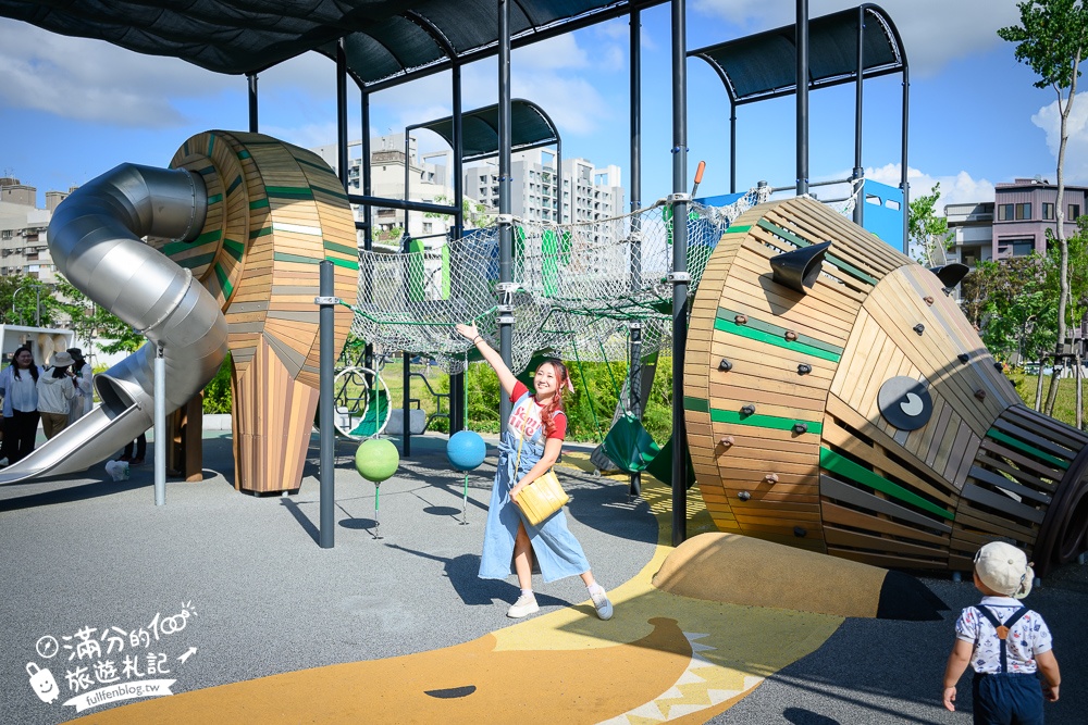 台中最新【豬事圓滿公園】超狂！屠宰場變身可愛豬豬公園~淘氣活力的小豬造型滑梯好好玩!