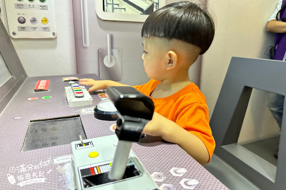 桃園【鐵道願景館】免費搭小火車.當小小捷運車長有趣好玩,桃園免門票親子景點!