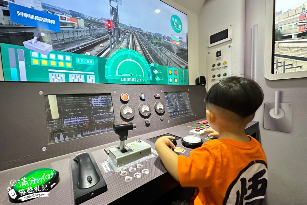桃園【鐵道願景館】免費搭小火車.當小小捷運車長有趣好玩,桃園免門票親子景點!