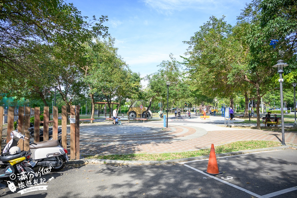 台中滑步車公園【泉源兒童交通主題公園】迷你版交通公園,有紅綠燈.平交道.模擬馬路車道好玩又能學知識！