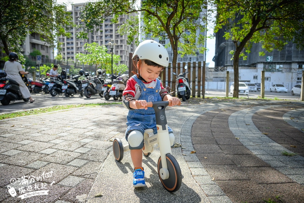 台中滑步車公園【泉源兒童交通主題公園】迷你版交通公園,有紅綠燈.平交道.模擬馬路車道好玩又能學知識！