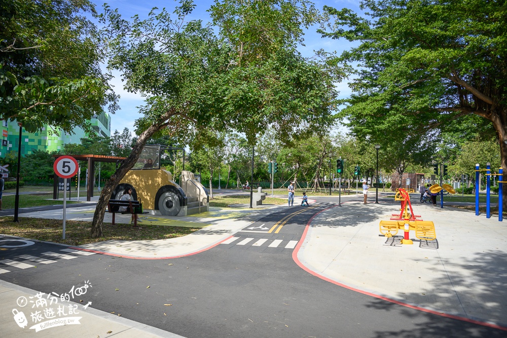 台中滑步車公園【泉源兒童交通主題公園】迷你版交通公園,有紅綠燈.平交道.模擬馬路車道好玩又能學知識！