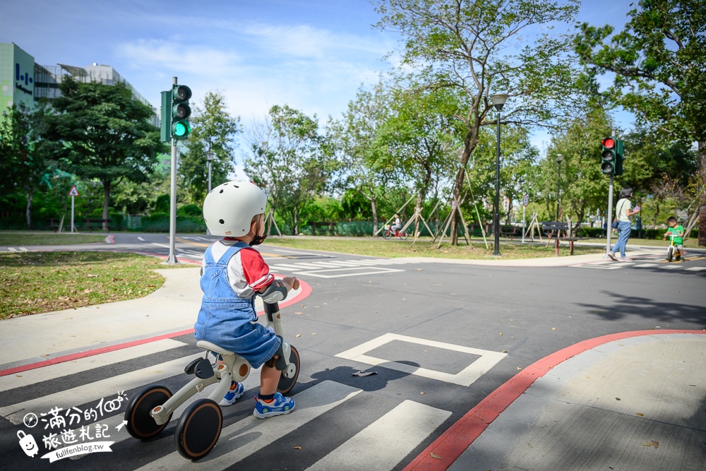 台中滑步車公園【泉源兒童交通主題公園】迷你版交通公園,有紅綠燈.平交道.模擬馬路車道好玩又能學知識！