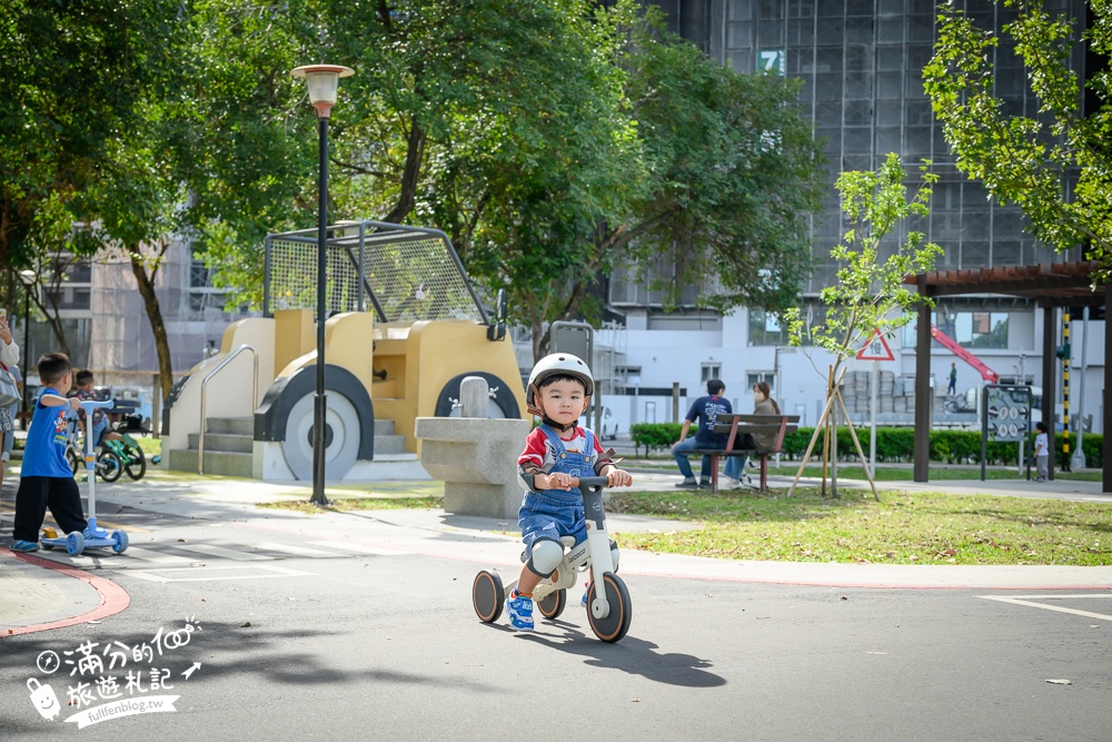 台中滑步車公園【泉源兒童交通主題公園】迷你版交通公園,有紅綠燈.平交道.模擬馬路車道好玩又能學知識！
