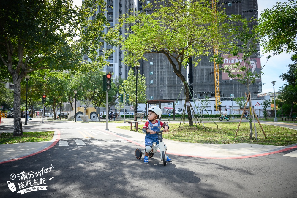 台中滑步車公園【泉源兒童交通主題公園】迷你版交通公園,有紅綠燈.平交道.模擬馬路車道好玩又能學知識！
