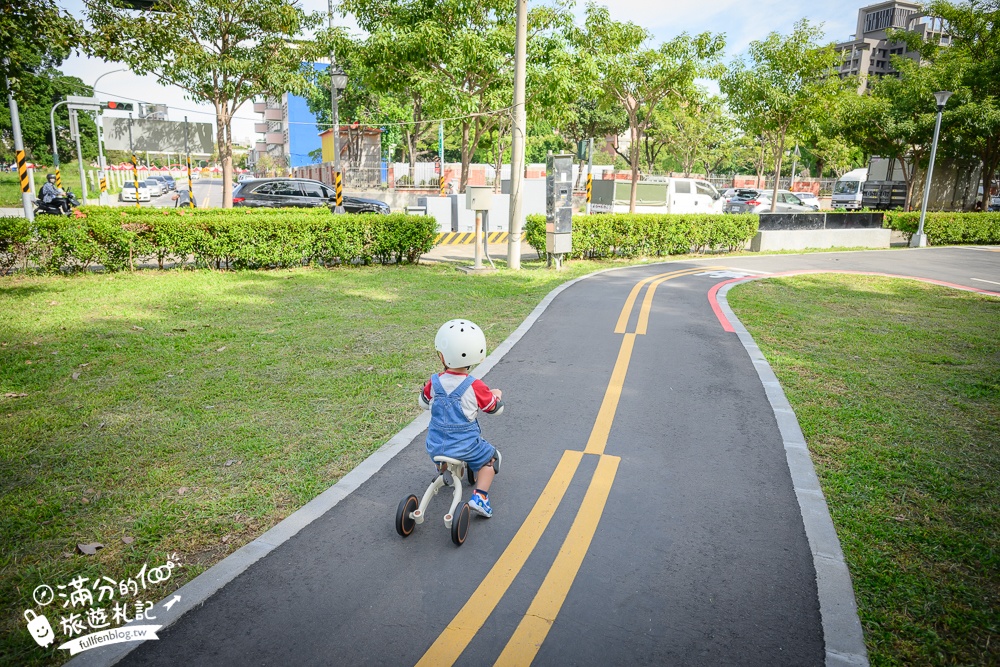 台中滑步車公園【泉源兒童交通主題公園】迷你版交通公園,有紅綠燈.平交道.模擬馬路車道好玩又能學知識！