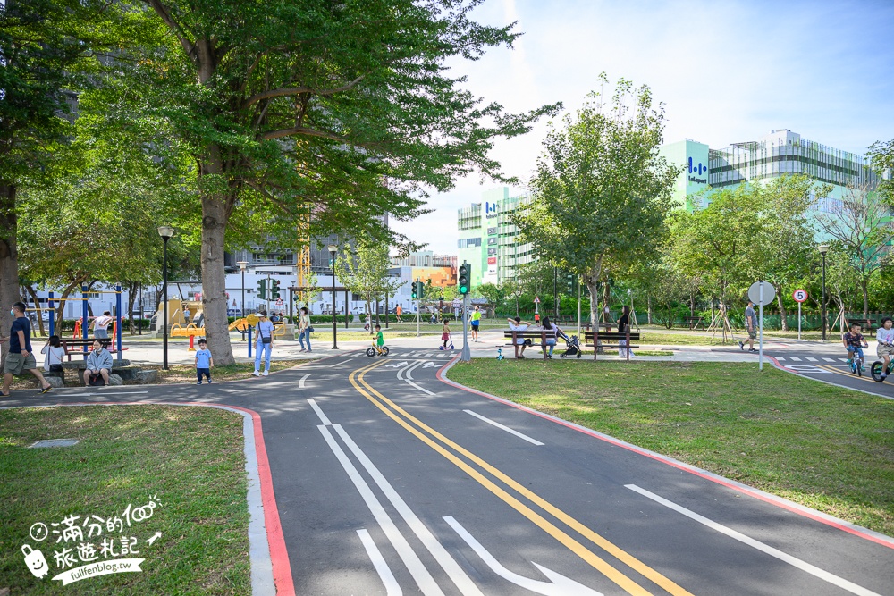 台中滑步車公園【泉源兒童交通主題公園】迷你版交通公園,有紅綠燈.平交道.模擬馬路車道好玩又能學知識！