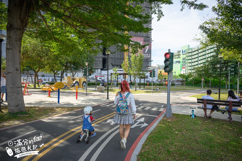 台中滑步車公園【泉源兒童交通主題公園】迷你版交通公園,有紅綠燈.平交道.模擬馬路車道好玩又能學知識！