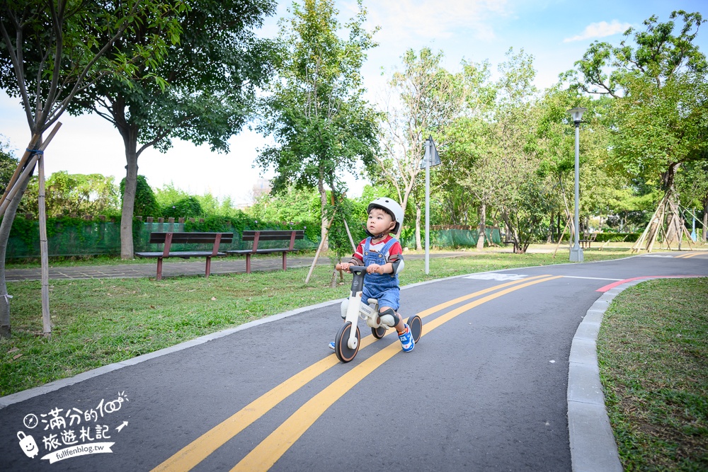 台中滑步車公園【泉源兒童交通主題公園】迷你版交通公園,有紅綠燈.平交道.模擬馬路車道好玩又能學知識！
