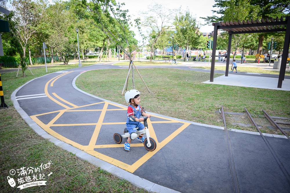 台中滑步車公園【泉源兒童交通主題公園】迷你版交通公園,有紅綠燈.平交道.模擬馬路車道好玩又能學知識！