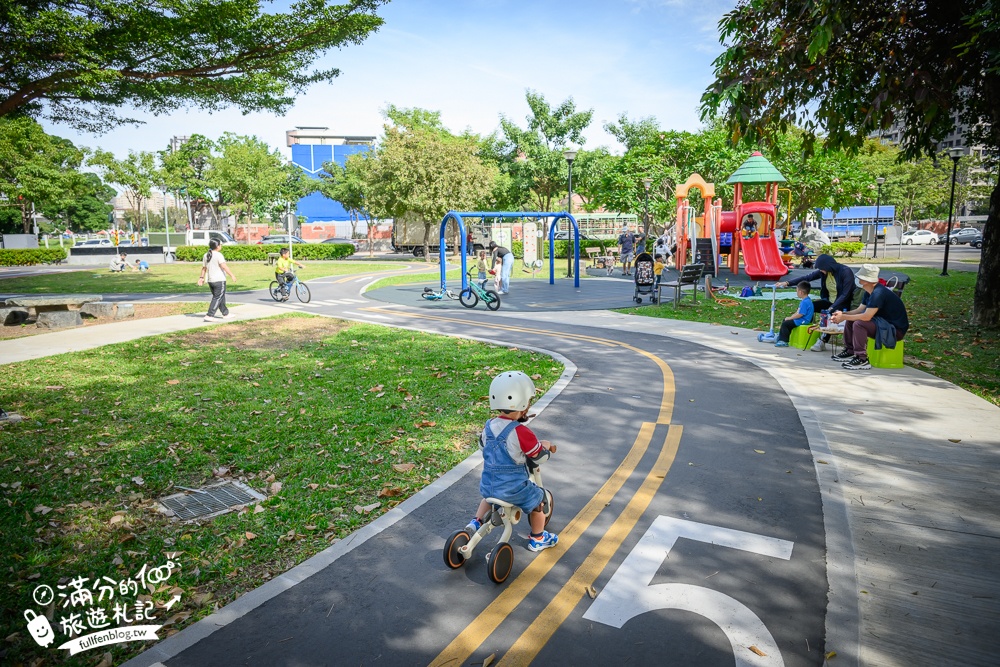 台中滑步車公園【泉源兒童交通主題公園】迷你版交通公園,有紅綠燈.平交道.模擬馬路車道好玩又能學知識！