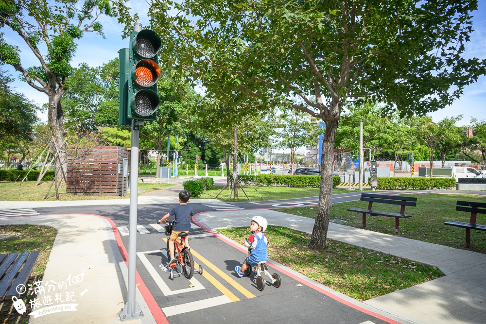 台中滑步車公園【泉源兒童交通主題公園】迷你版交通公園,有紅綠燈.平交道.模擬馬路車道好玩又能學知識！