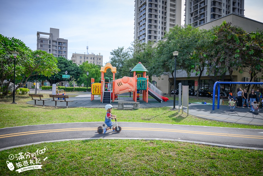 台中滑步車公園【泉源兒童交通主題公園】迷你版交通公園,有紅綠燈.平交道.模擬馬路車道好玩又能學知識！