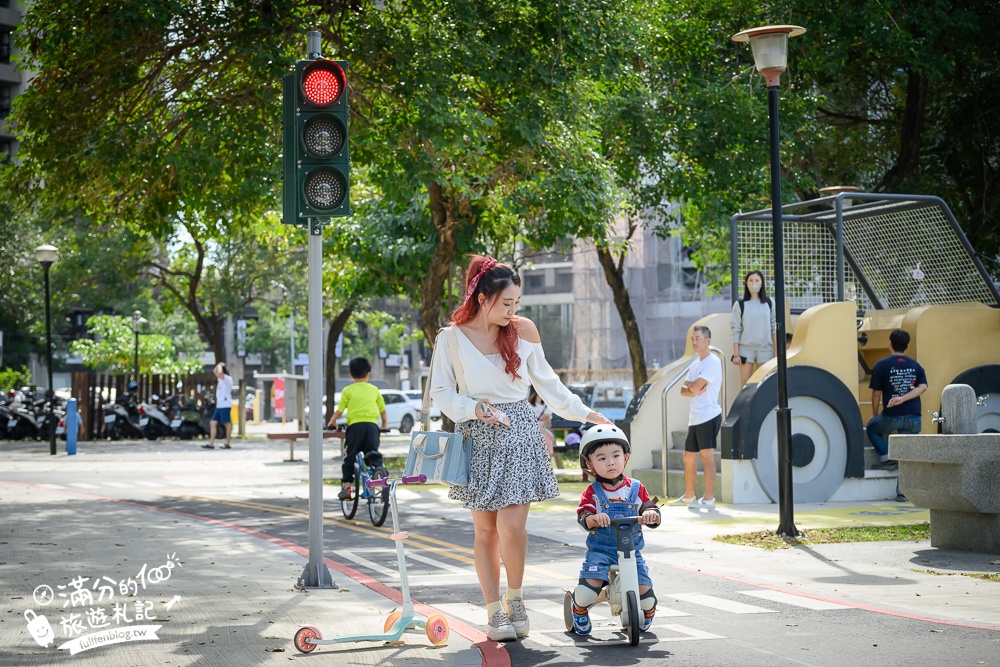台中滑步車公園【泉源兒童交通主題公園】迷你版交通公園,有紅綠燈.平交道.模擬馬路車道好玩又能學知識！