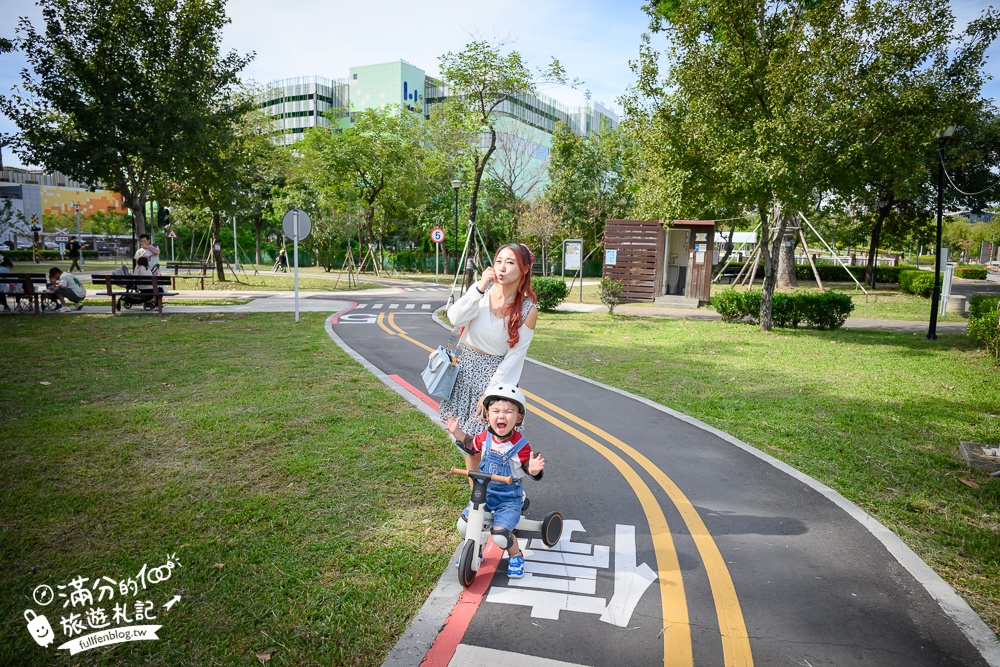 台中滑步車公園【泉源兒童交通主題公園】迷你版交通公園,有紅綠燈.平交道.模擬馬路車道好玩又能學知識！