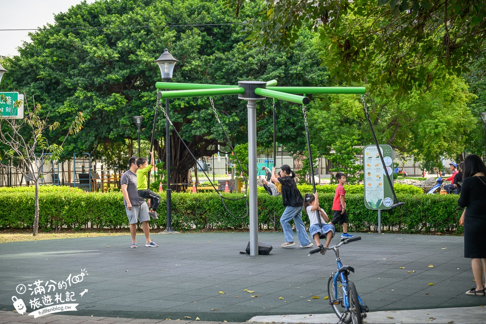 台中滑步車公園【泉源兒童交通主題公園】迷你版交通公園,有紅綠燈.平交道.模擬馬路車道好玩又能學知識！