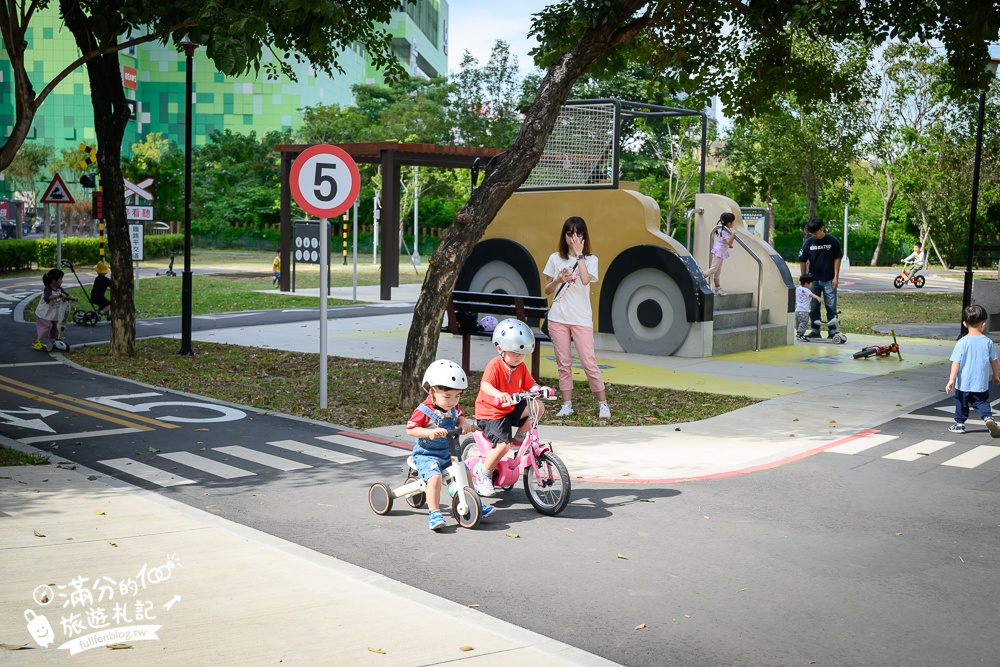 台中滑步車公園【泉源兒童交通主題公園】迷你版交通公園,有紅綠燈.平交道.模擬馬路車道好玩又能學知識！