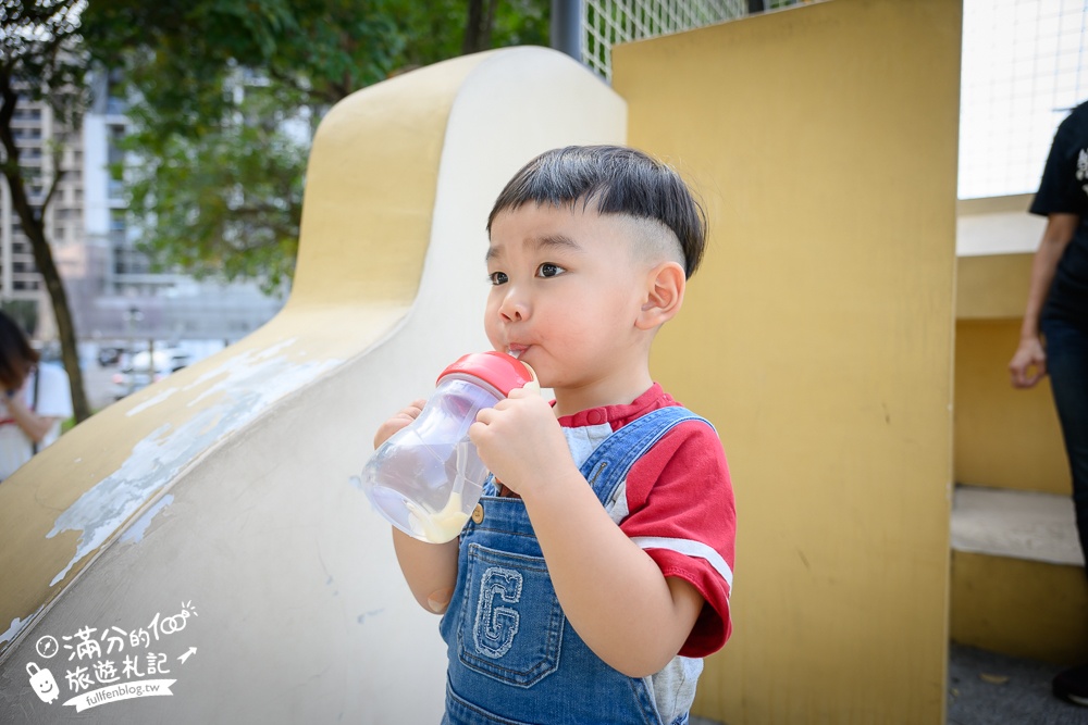 台中滑步車公園【泉源兒童交通主題公園】迷你版交通公園,有紅綠燈.平交道.模擬馬路車道好玩又能學知識！