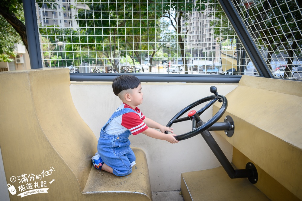 台中滑步車公園【泉源兒童交通主題公園】迷你版交通公園,有紅綠燈.平交道.模擬馬路車道好玩又能學知識！