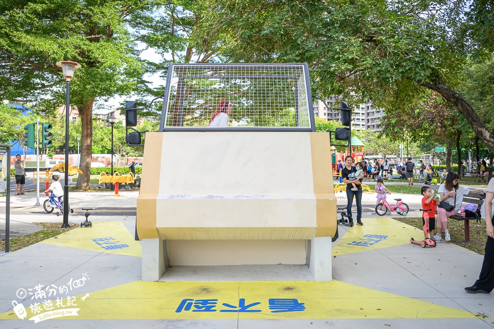 台中滑步車公園【泉源兒童交通主題公園】迷你版交通公園,有紅綠燈.平交道.模擬馬路車道好玩又能學知識！