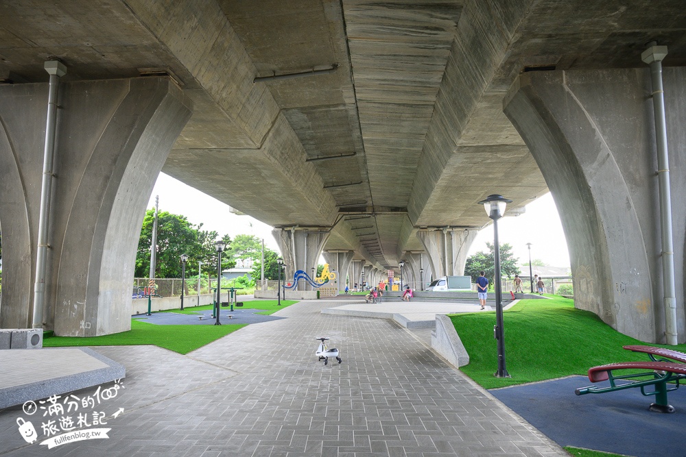 【竹南滑步車公園】隱身高架橋下的親子遊戲場,有磨石子滑梯,還有滑步車步道讓幼童玩車超放電!