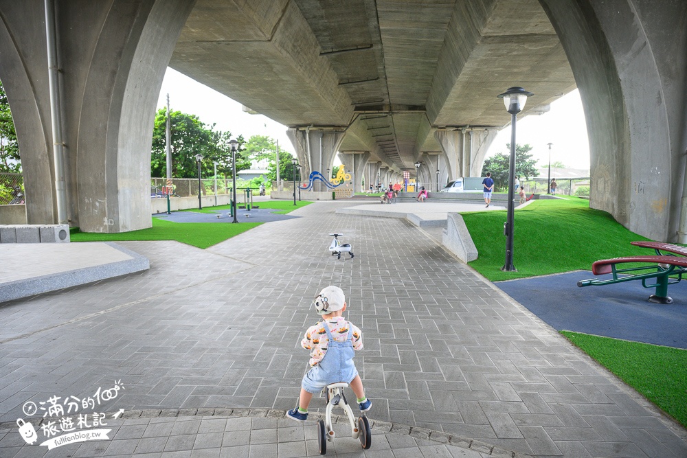 【竹南滑步車公園】隱身高架橋下的親子遊戲場,有磨石子滑梯,還有滑步車步道讓幼童玩車超放電!