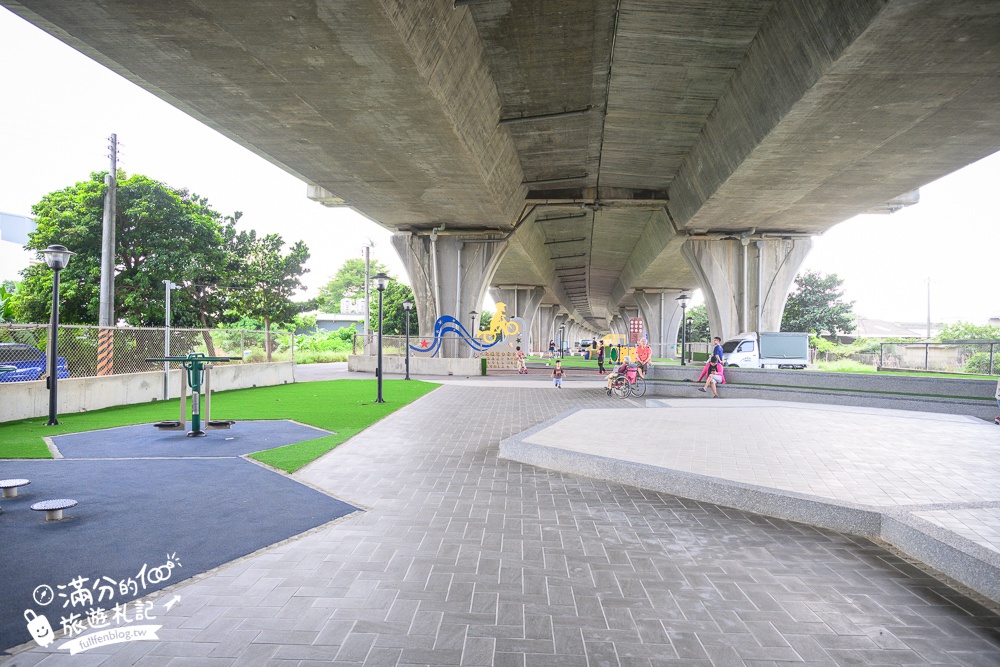【竹南滑步車公園】隱身高架橋下的親子遊戲場,有磨石子滑梯,還有滑步車步道讓幼童玩車超放電!