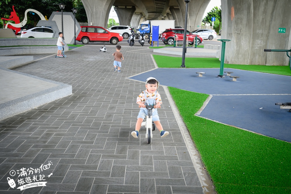 【竹南滑步車公園】隱身高架橋下的親子遊戲場,有磨石子滑梯,還有滑步車步道讓幼童玩車超放電!