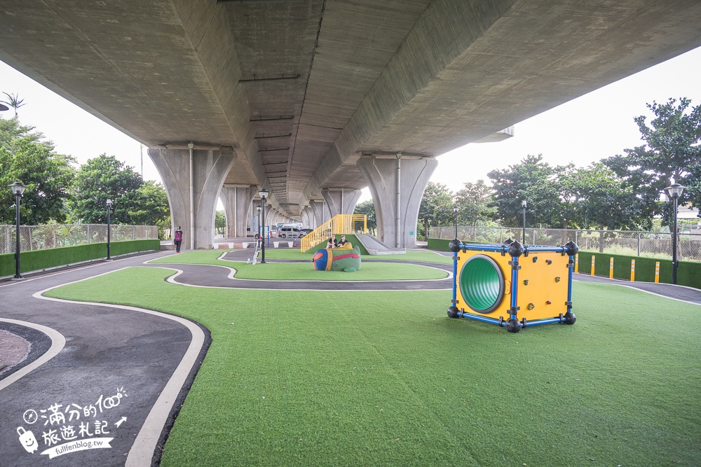 【竹南滑步車公園】隱身高架橋下的親子遊戲場,有磨石子滑梯,還有滑步車步道讓幼童玩車超放電!