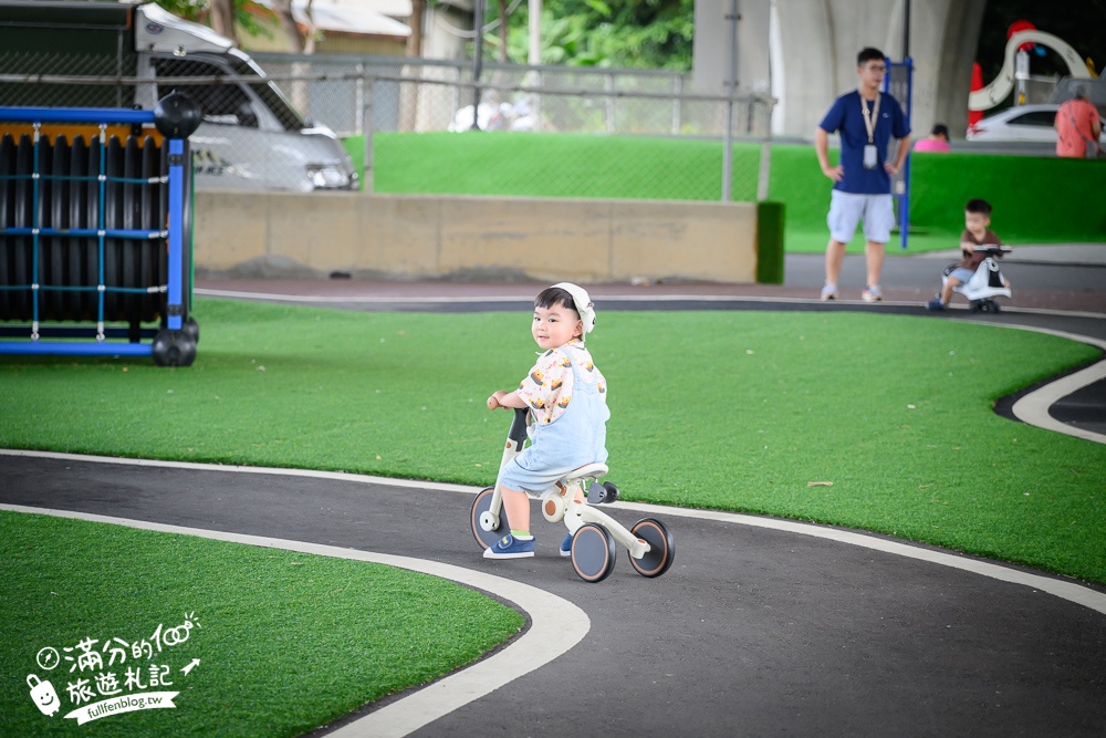 【竹南滑步車公園】隱身高架橋下的親子遊戲場,有磨石子滑梯,還有滑步車步道讓幼童玩車超放電!