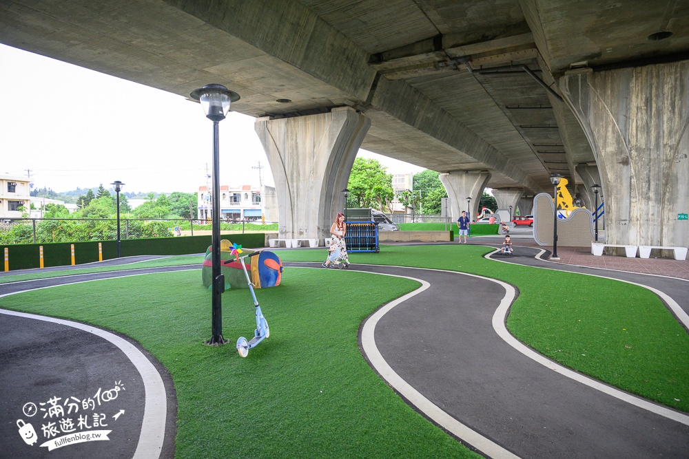 【竹南滑步車公園】隱身高架橋下的親子遊戲場,有磨石子滑梯,還有滑步車步道讓幼童玩車超放電!