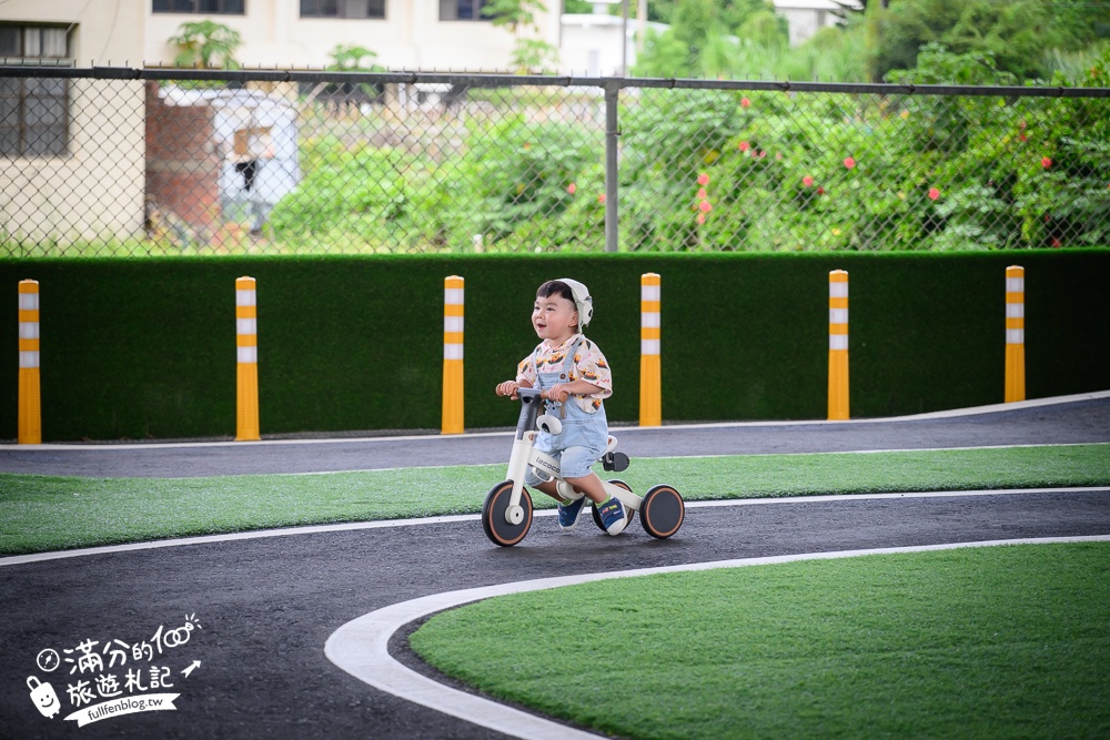 【竹南滑步車公園】隱身高架橋下的親子遊戲場,有磨石子滑梯,還有滑步車步道讓幼童玩車超放電!