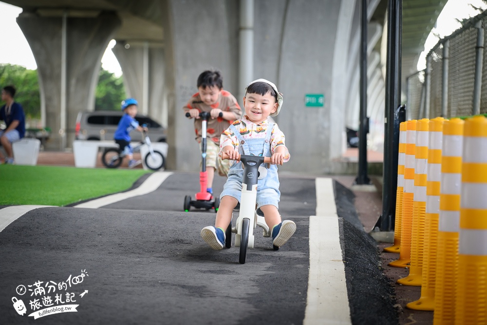 【竹南滑步車公園】隱身高架橋下的親子遊戲場,有磨石子滑梯,還有滑步車步道讓幼童玩車超放電!