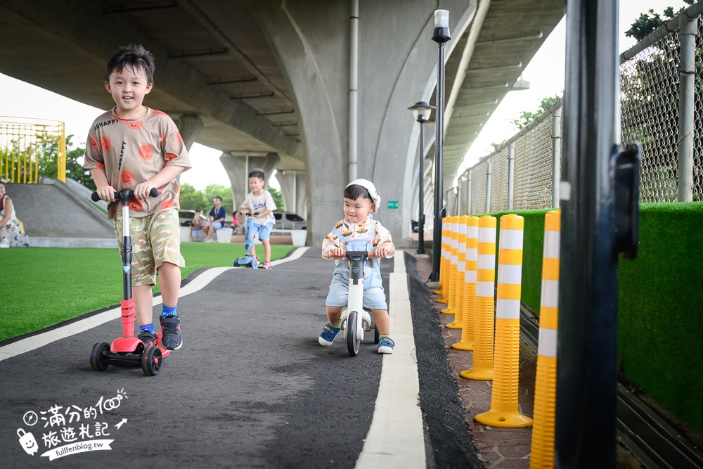 【竹南滑步車公園】隱身高架橋下的親子遊戲場,有磨石子滑梯,還有滑步車步道讓幼童玩車超放電!