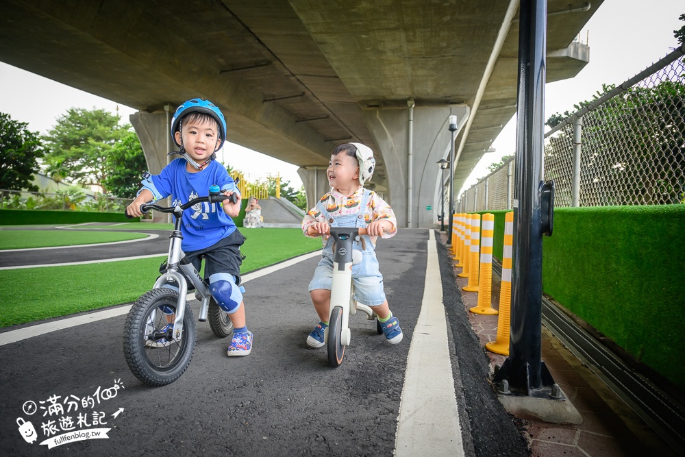 【竹南滑步車公園】隱身高架橋下的親子遊戲場,有磨石子滑梯,還有滑步車步道讓幼童玩車超放電!