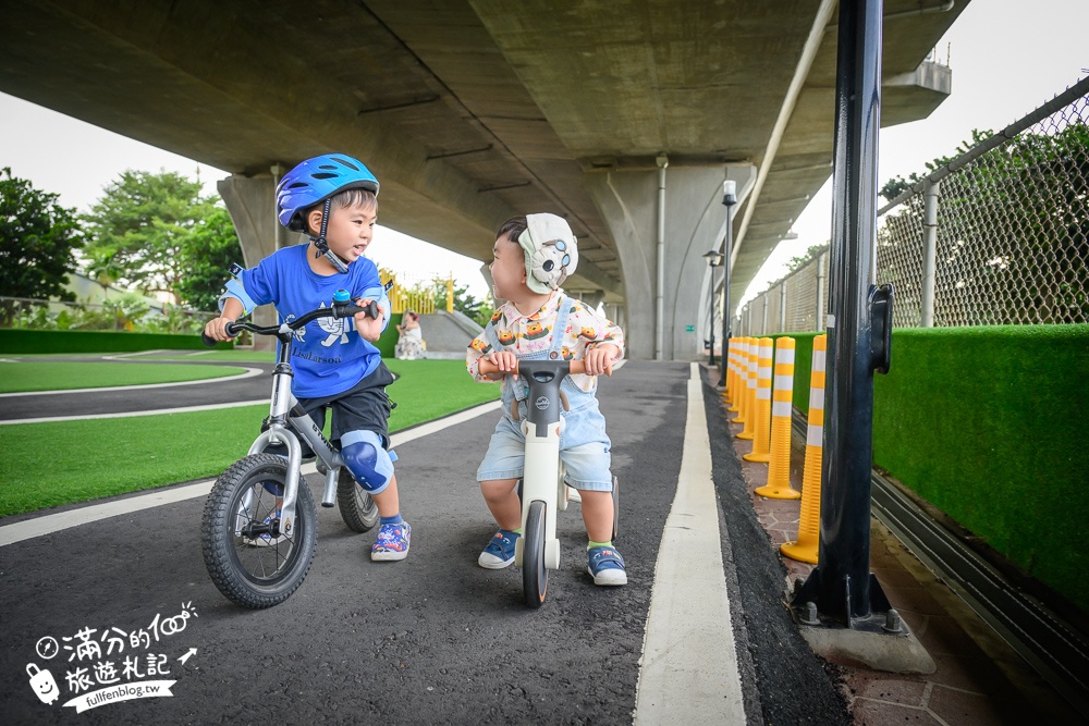 【竹南滑步車公園】隱身高架橋下的親子遊戲場,有磨石子滑梯,還有滑步車步道讓幼童玩車超放電!