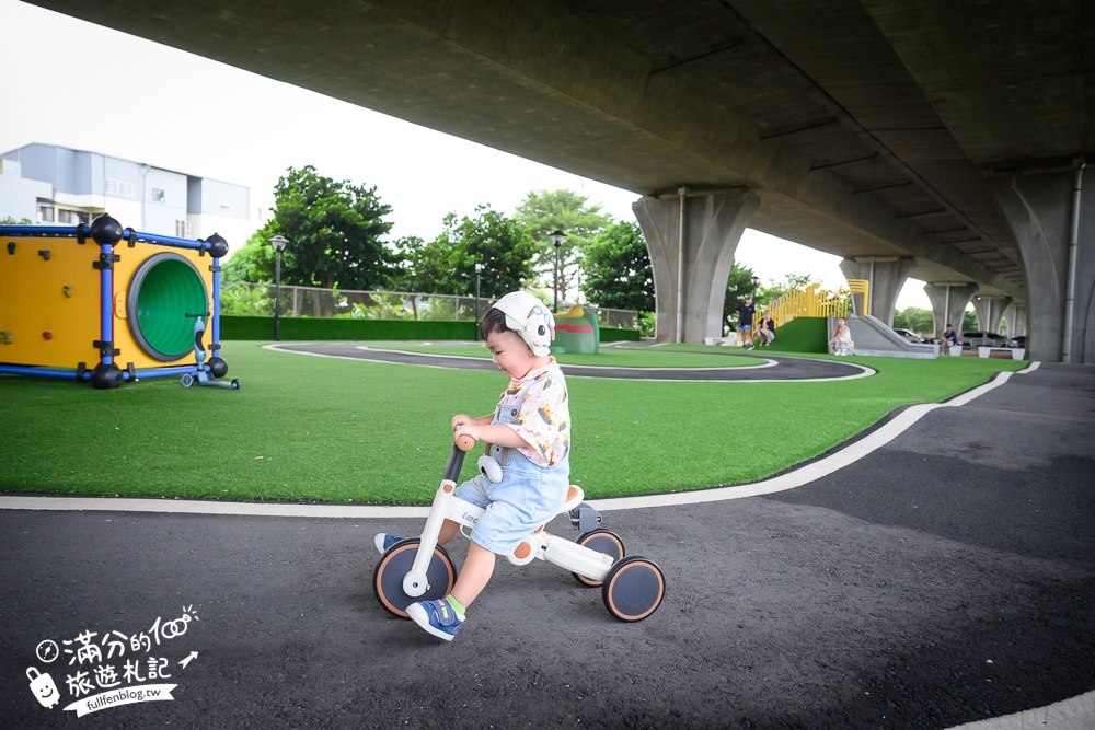 【竹南滑步車公園】隱身高架橋下的親子遊戲場,有磨石子滑梯,還有滑步車步道讓幼童玩車超放電!
