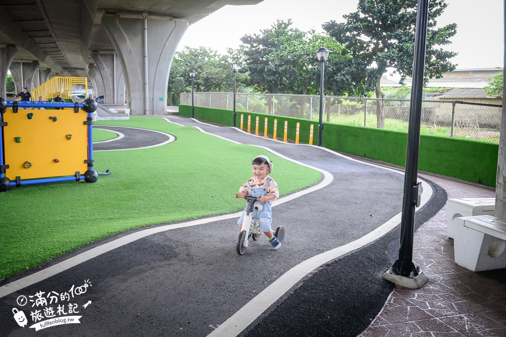 【竹南滑步車公園】隱身高架橋下的親子遊戲場,有磨石子滑梯,還有滑步車步道讓幼童玩車超放電!