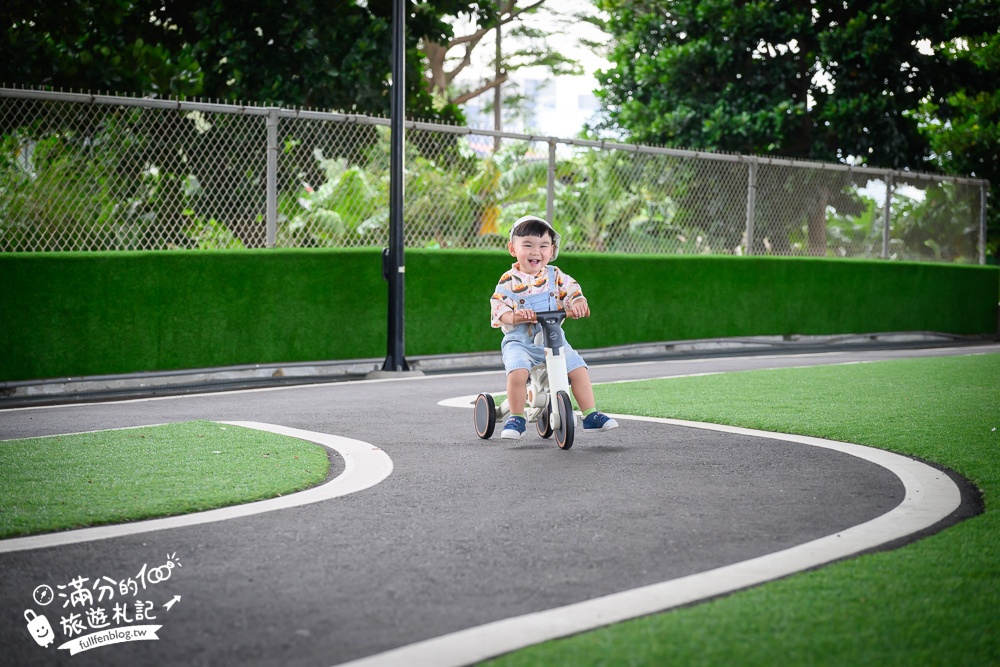 【竹南滑步車公園】隱身高架橋下的親子遊戲場,有磨石子滑梯,還有滑步車步道讓幼童玩車超放電!
