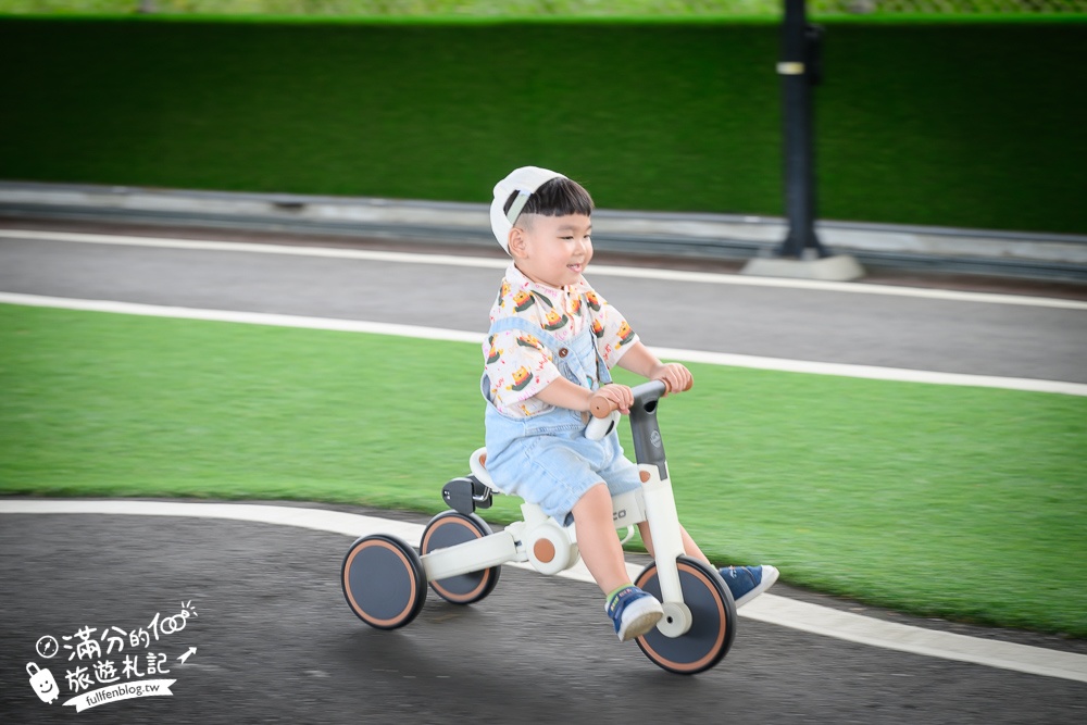 【竹南滑步車公園】隱身高架橋下的親子遊戲場,有磨石子滑梯,還有滑步車步道讓幼童玩車超放電!