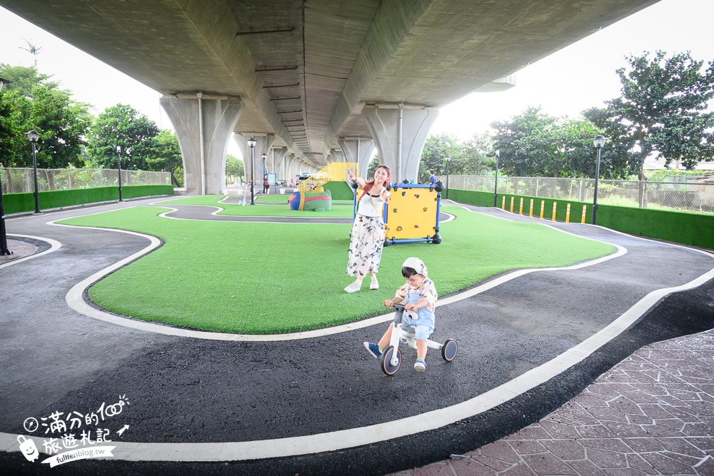 【竹南滑步車公園】隱身高架橋下的親子遊戲場,有磨石子滑梯,還有滑步車步道讓幼童玩車超放電!