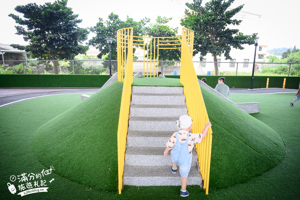 【竹南滑步車公園】隱身高架橋下的親子遊戲場,有磨石子滑梯,還有滑步車步道讓幼童玩車超放電!