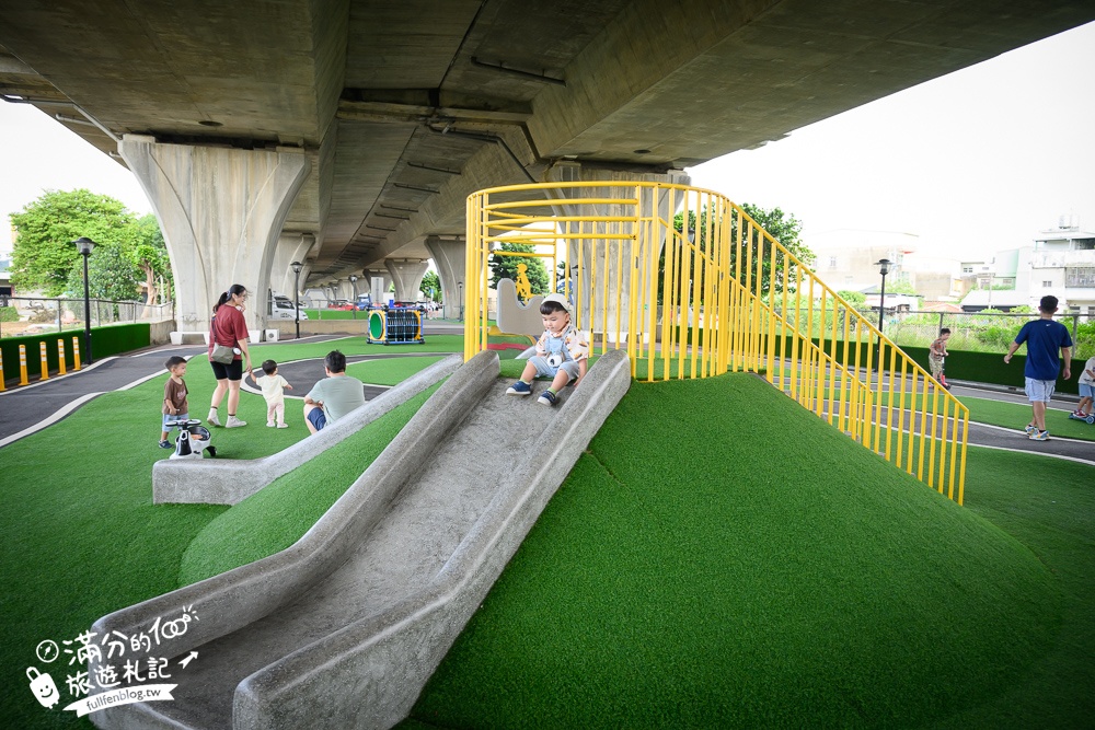 【竹南滑步車公園】隱身高架橋下的親子遊戲場,有磨石子滑梯,還有滑步車步道讓幼童玩車超放電!