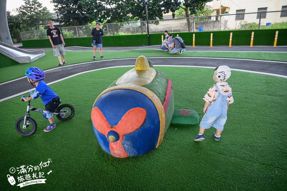 【竹南滑步車公園】隱身高架橋下的親子遊戲場,有磨石子滑梯,還有滑步車步道讓幼童玩車超放電!