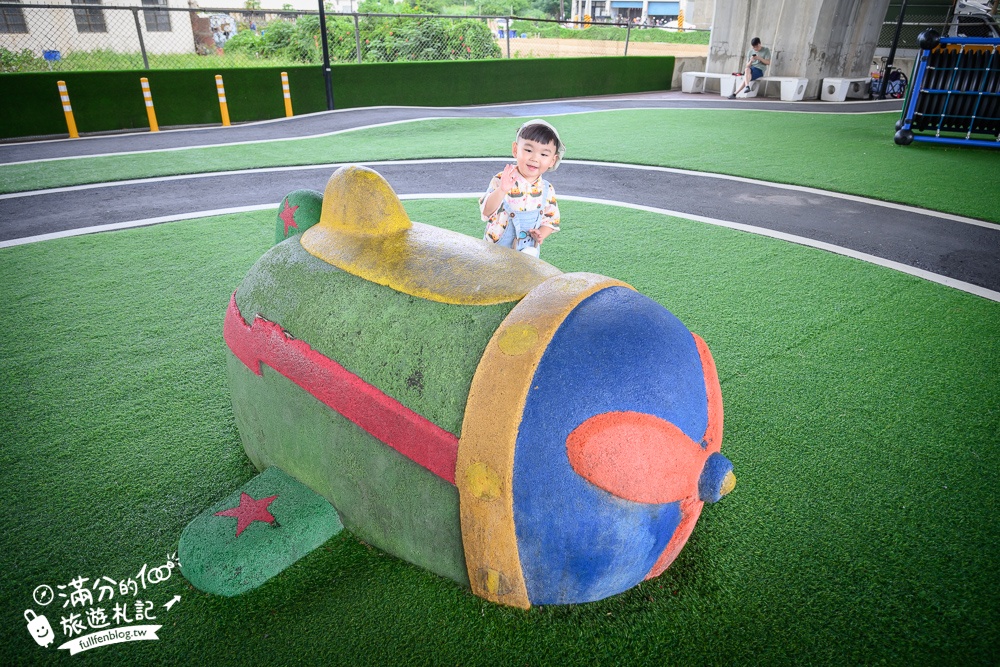 【竹南滑步車公園】隱身高架橋下的親子遊戲場,有磨石子滑梯,還有滑步車步道讓幼童玩車超放電!