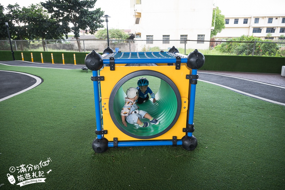 【竹南滑步車公園】隱身高架橋下的親子遊戲場,有磨石子滑梯,還有滑步車步道讓幼童玩車超放電!