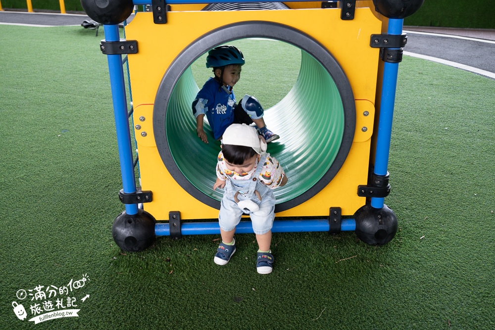 【竹南滑步車公園】隱身高架橋下的親子遊戲場,有磨石子滑梯,還有滑步車步道讓幼童玩車超放電!