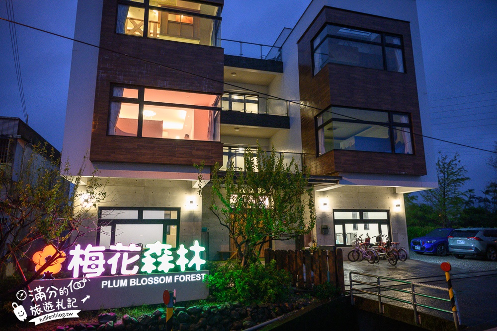 宜蘭親子民宿推薦【梅花森林親子民宿】超狂溜滑梯主題房,多款跑車摩托隨你玩,還有球池泳池絕對放電!
