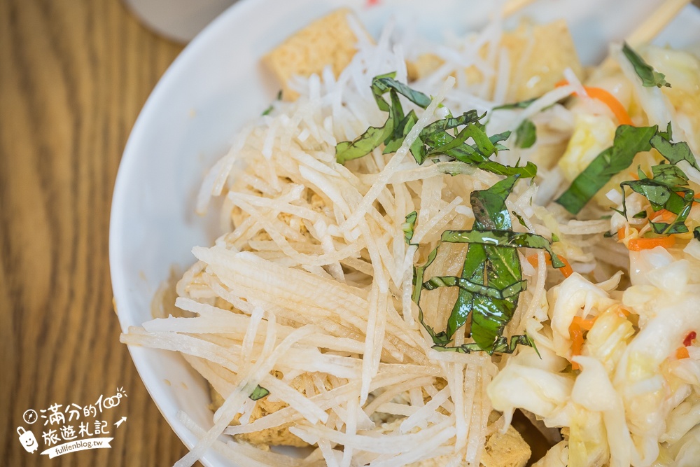 宜蘭美食【玉里橋頭臭豆腐礁溪店】免跑花蓮,宜蘭也吃得到,空間大有停車場,還能欣賞火車快飛!